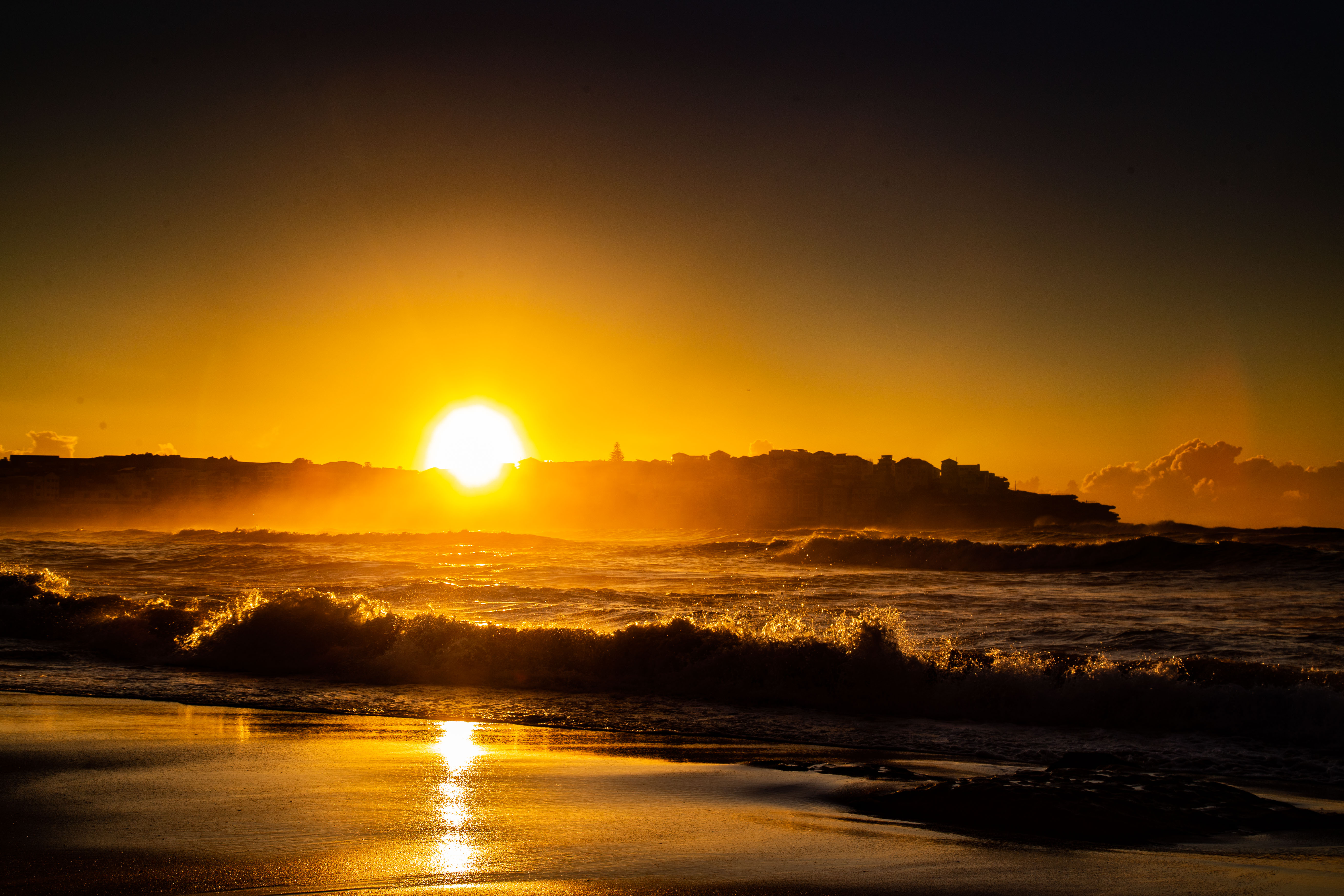 @hotndelicious Sunrise Surf Diaries | Black & Gold Bondi Beach